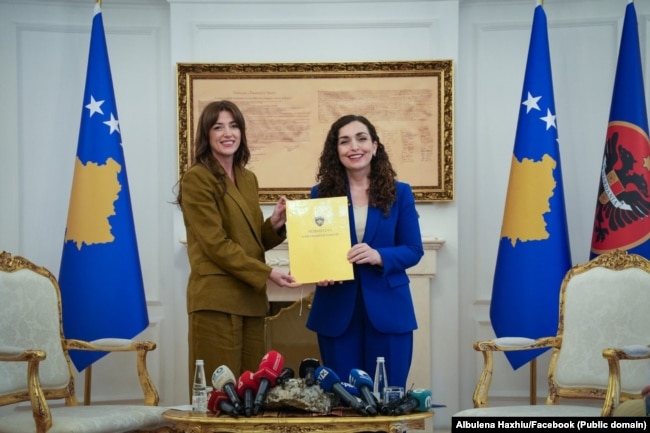 Osmani e ka përfunduar mandatin presidencial më 4 prill dhe po atë ditë, kryetarja e Kuvendit, Albulena Haxhiu është bërë ushtruese e detyrës së presidentit.