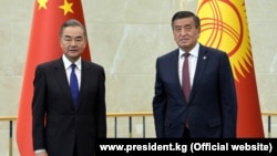 Министр иностранных дел Китая Ван И и президент Кыргызстана Сооронбай Жээнбеков. Бишкек. 14 сентября 2020 года.