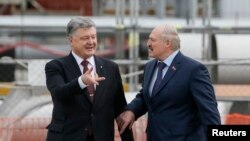 Петро Порошенко (л) і Олександр Лукашенко під час вшанування загиблих внаслідок катастрофи на ЧАЕС, 26 квітня 2017 року