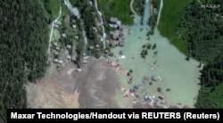 Satelitski snimak razrušenih kuća pored rijeke Lonca nakon što se glečer u švajcarskim Alpima urušio u selo Blaten, Švajcarska, 29. maj 2025.