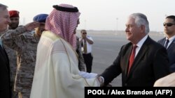 Şa Salmanyň howa bazasynda Reks Tilleron saud resmileri tarapyndan garşy alynýar.