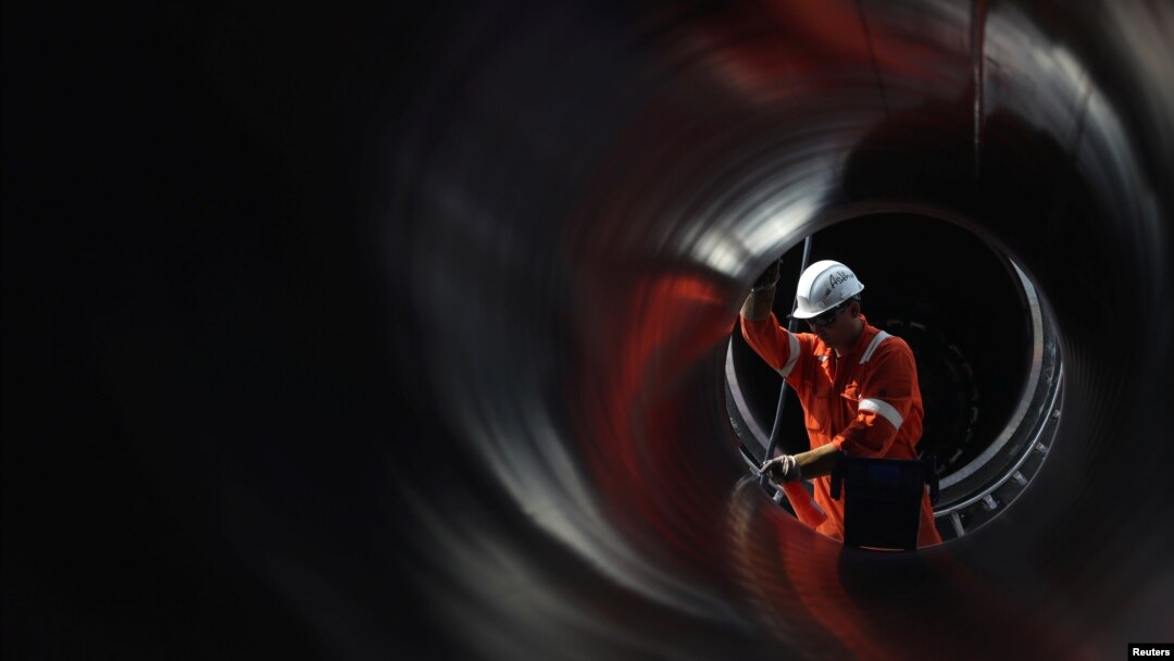 Muncitor care lucrează la instalarea unei conducte a proiectului Nord Stream 2, care intenționează să excludă Ucraina de pe traseul gazelor rusești către Europa