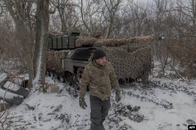 Український танкіст 68-ї бригади поруч із танком «Леопард 1А5» на позиції поблизу Покровська. 13 грудня 2024 року