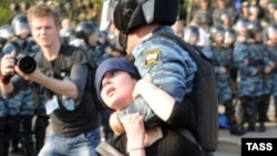 Російський ОМОН затримує Олександру Духаніну під час «Маршу мільйонів» в Москві у травні 2012 року