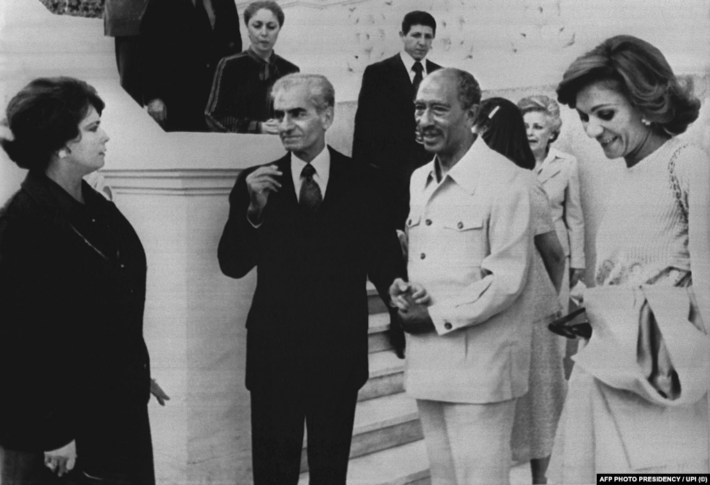 Il presidente egiziano Anwar Sadat (secondo da destra) con lo scià (a sinistra), l'imperatrice Farah (a destra) e la moglie di Sadat, Jihan, in una residenza a nord del Cairo nell'aprile 1980.