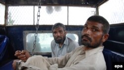 Farman Ali (R) and Arif Ali, two brothers previously convicted of cannibalism, are taken to a local court after they were arrested again for cannibalism.