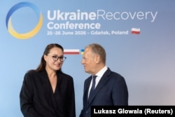 Прем'єр-міністр Польщі Дональд Туск і прем'єр-міністерка України Юлію Свириденко на Конференції з питань відновлення України в Гданську, Польща, 25 червня 2026 року