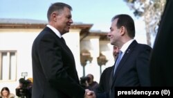 Romanian President Klaus Iohannis (left) and caretaker Prime Minister Ludovic Orban (file photo)