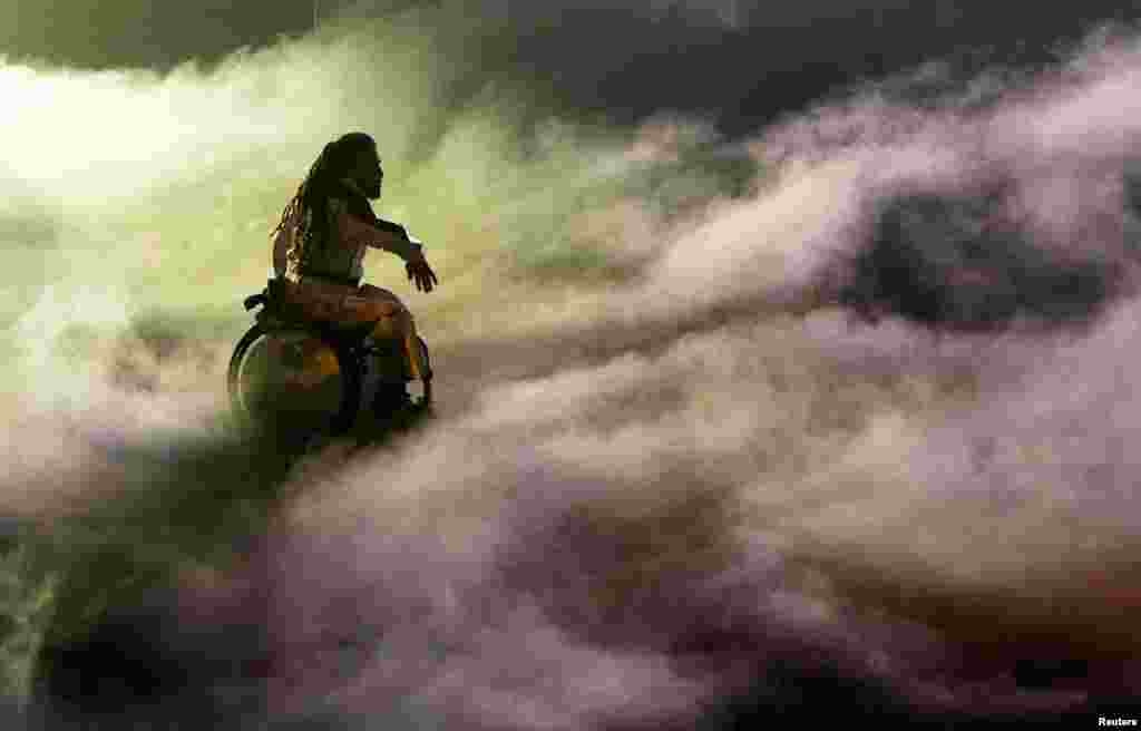 Танцор Дергин Токмак выступает во время церемонии закрытия Паралимпийских игр "Милан-Кортина 2026". REUTERS/Matteo Ciambelli