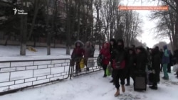 Ізюм зруйновано: люди тікають від російських обстрілів (відео)