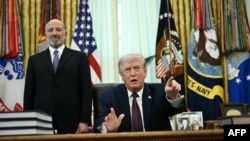 دونالد ترامپ، رئیس‌جمهور ایالات متحده در دفتر بیضی کاخ سفید. روز سه‌شنبه ۱۱ فروردین