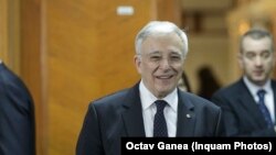 Mugur Isărescu se teme pentru funcția sa, pe care s-ar putea să o piardă deoarece are peste 70 de ani.