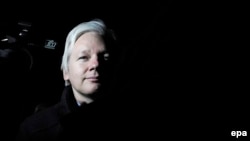 Osnivač WikiLeaksa Julian Assange po napuštanju Vrhovnog suda u Londonu 2. februar 2012. 