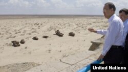 Генеральный секретарь ООН Пан Ги Мун смотрит на "кладбище кораблей" на высохшем дне Аральского моря. 4 апреля 2010 года.