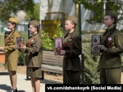 Церемонія відкриття меморіальної дошки у Джанкої на честь російських військових, загиблих під час повномасштабного вторгнення РФ в Україну, 7 травня 2026 року