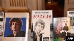 Volume semnate de Bob Dylan expuse la Academia suedeză din Stockholm