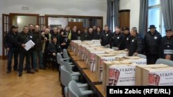 Predstavnici Stožera predaju potpise za referendum