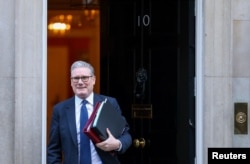 Прем'єр-міністр Великої Британії Кір Стармер залишає будинок 10 на Даунінг-стріт у Лондоні, Велика Британія, 14 січня 202 року