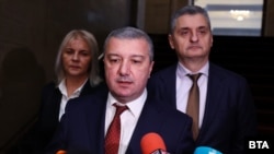 Представителите на БСП Мая Димитрова, Драгомир Стойнев и Кирил Добрев говорят пред журналисти след срещата си с президентката Илияна Йотова, 4 февруари 2026 г.