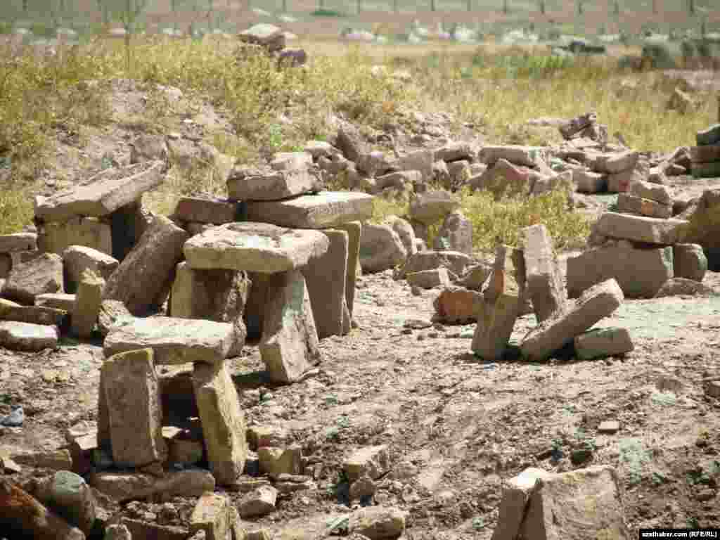 "M&auml;nebaba" k&uuml;mmetinde adamlaryň dileg edip &ouml;ren daşlary 