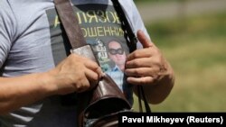 Сторонник правящей партии «Нур Отан» на митинге в Алматы. Надпись на футболке «Аблязов – мошенник» относится к оппозиционному политику и критику Назарбаева Мухтару Аблязову. Казахстан, 6 июля 2019 года.