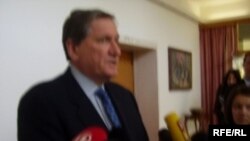 Richard Holbrooke daje izjavu medijima nakon susreta sa Stjepanom Mesićem, Foto: Enis Zebić