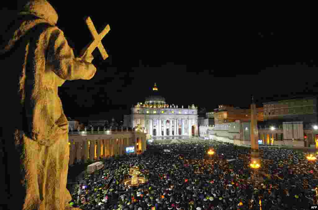 Mii de credincioşi &icirc;n piaţa Catedralei Sf. Petru, din Vatican, &icirc;n aşteptarea deciziei Conclavului papal.