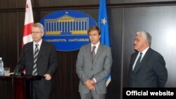 Секретарь Венецианской комиссии Томас Маркерт в течение двух дней лично выслушивал аргументы представителей правящей партии и претензии оппозиционеров и членов НПО