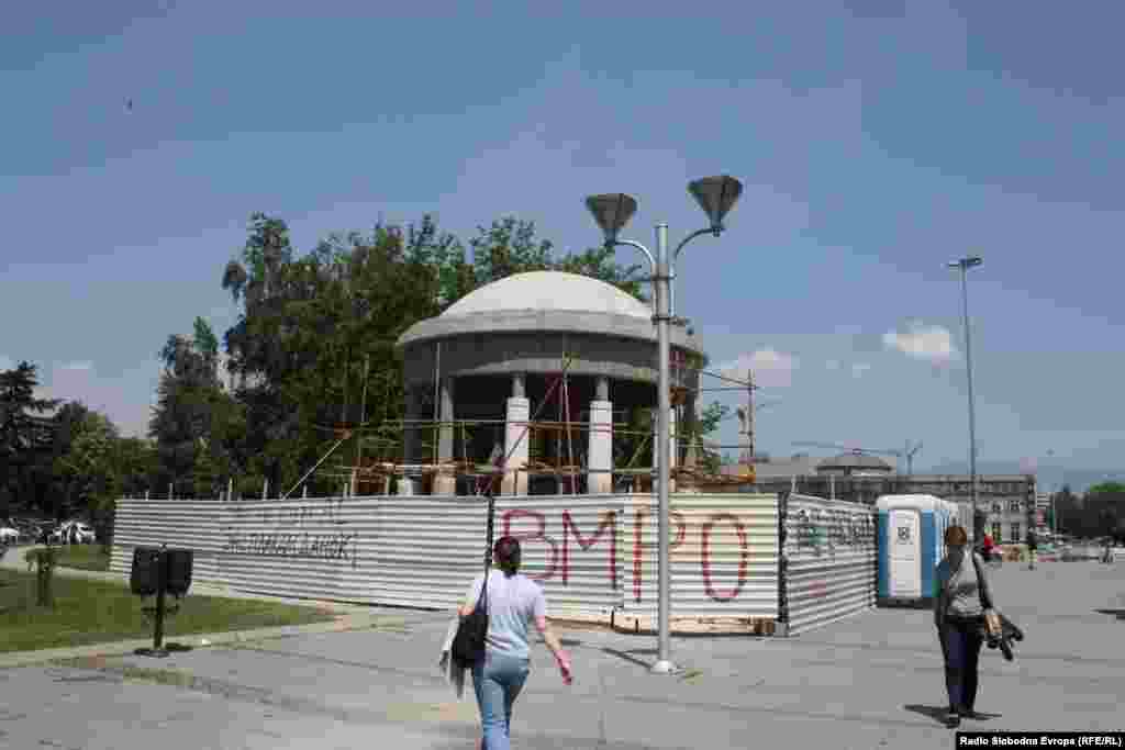 Za provedbu projekta pod nazivom ¨Skopje 2014.¨ zaduženi su Ministarstvo kulture Makedonije i grad Skopje. Planira se izgradnja i obnova 30 zgrada u samom centru grada, brojni spomenici – uključujući i statuu Aleksandra Velikog.