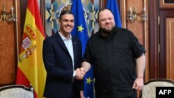 Premierul spaniol Pedro Sanchez (stânga) dă mâna cu președintele Parlamentului ucrainean, Ruslan Stefanciuk, la Verhovna Rada din Kiev, la 1 iulie.