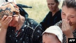 Žene i djeca Srebrenice u kampju UN-a u Tuzli, nekoliko dana nakon pada Srebrenice, 16. juli 1995