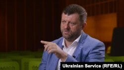 Лідер партії «Слуга народу» Олександр Корнієнко заявив, що політична сила не має стосунку до ведення сторінок, які закрив Facebook