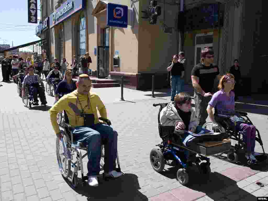 3 июля в Москве прошла акция, на которой здоровые добровольцы сели в инвалидные коляски и попробовали в течение двух часов посетить кафе, магазины и кинотеатры