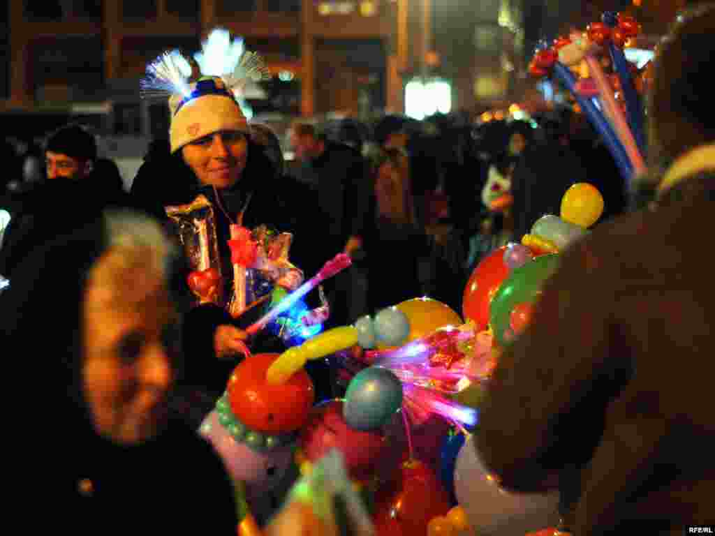 საახალწლო სუვენირებით მოვაჭრეები ვარდების მოედანზე