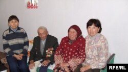  Согуш ардагери Асанаалы Чекиров үй-бүлөсү менен 