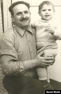 Маленький Павло Козленко з дідом Гершем, який пройшов через Балтське гетто. Фото з сімейного архіву
