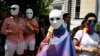 Pjesëtarë dhe mbështetës të komunitetit LGBT gjatë një Parade të Krenarisë të mbajtur në Prishtinë më 1 korrik 2021.