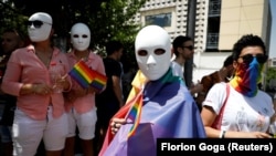 Pjesëtarë dhe mbështetës të komunitetit LGBT gjatë një Parade të Krenarisë të mbajtur në Prishtinë më 1 korrik 2021.