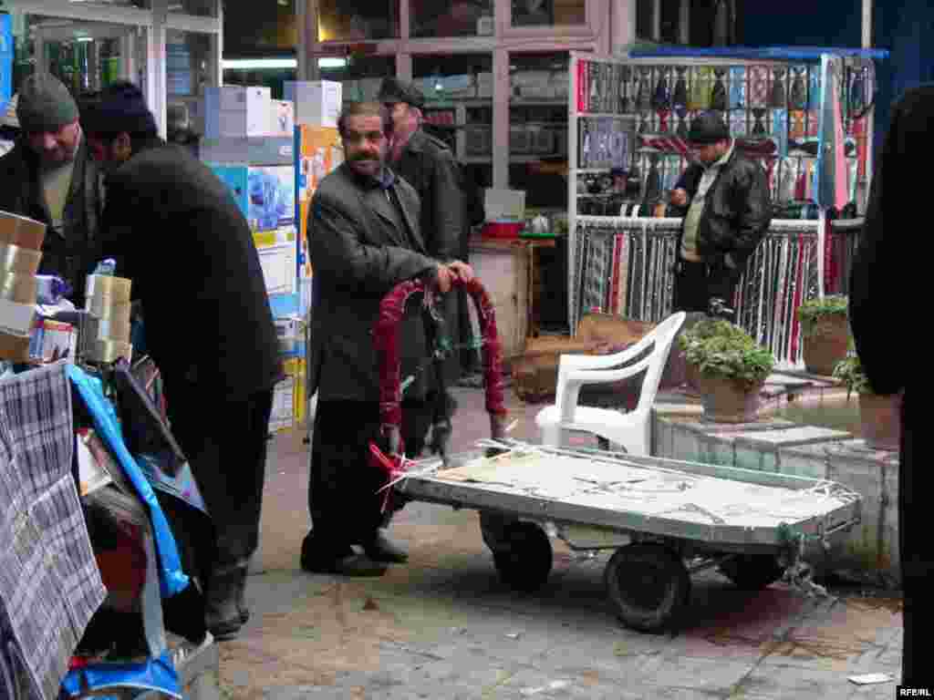 «Hər gün ən azı 100 dəfə «Yol ver» sözünü deyirəm. Alıcıları bezdirsəm də, çörək pulum bu sözdən çıxır».