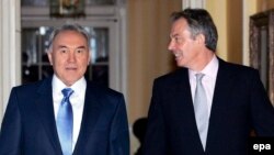 Qazaxıstan prezidenti Nursultan Nazarbayev və Britaniyanın keçmiş baş naziri Tony Blair (sağda)