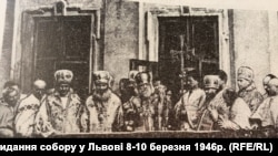 Учасники песвдособору 1946 року на балконі митрополичих палат