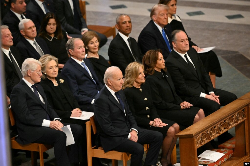 Nga e majta në të djathtë, rreshti i parë: Presidenti i SHBA-së Joe Biden, Zonja e Parë Jill Biden, nënpresidentja Kamala Harris, Bashkëshorti i Dytë Doug Emhoff; rreshti i dytë: Ish-presidenti Bill Clinton, ish-sekretarja e shtetit Hillary Clinton, ish-presidenti George W. Bush dhe bashkëshortja e tij Laura Bush, ish-presidenti Barack Obama, presidenti i zgjedhur Donald Trump dhe bashkëshortja e tij Melania Trump marrin pjesë në ceremoninë e lamtumirës shtetërore të ish-presidentit të SHBA-së, Jimmy Carter, në Katedralen Kombëtare të Uashingtonit, në Uashington, D.C., më 9 janar 2025.