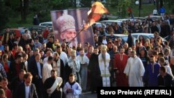 Фотографија од литијата во Никшиќ предводена од епископот на СПЦ, Јоаникие