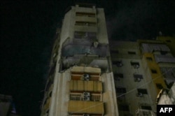 O clădire avariată într-un atac aerian în cartierul Zuqaq al-Blat din Beirut, pe 18 martie 2026.