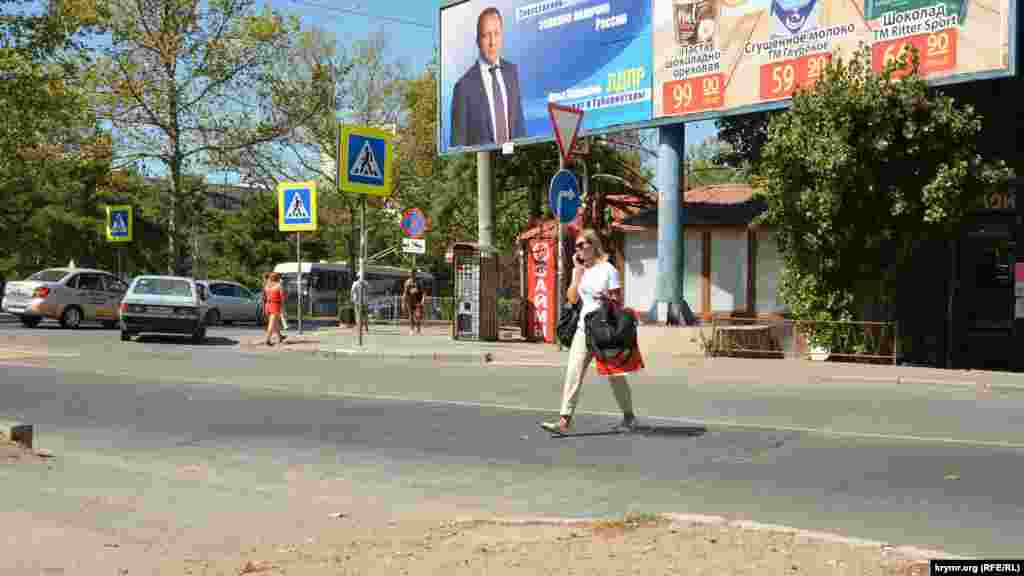 До слова, на тому ж Хрюкінському ринку пішоходи продовжують упевнено ходити по ліквідованому пішохідному переходу, який раніше був на безпечній відстані від перетину вулиці Хрюкіна з проспектом Острякова