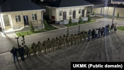 Кармалган кызматкерлер жана жарандар. УКМК тараткан сүрөт.
