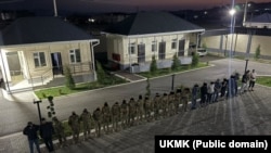 Задержанные сотрудники и люди на контрольно-пропускном пункте в Баткене, Кыргызстан