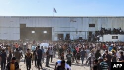 პალესტინელები სურსათის მიღებისას დეილ ალ ბალაჰში. 25 მაისი, 2025 წელი. (საილუსტრაციო ფოტო) 