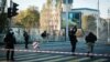 Полицейский в Киеве стреляет в российский беспилотник-камикадзе иранского производства, октябрь 2022 года