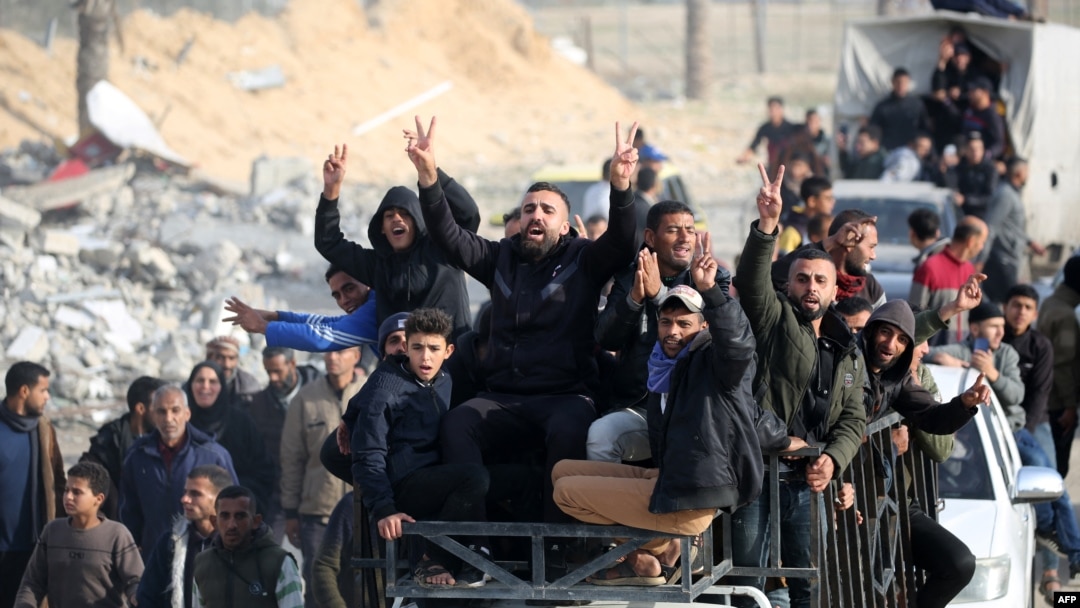 Displaced Palestinians cheer as they return to Rafah in the southern Gaza Strip on January 19.